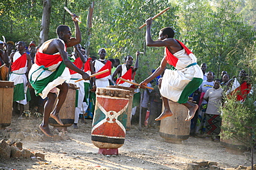 Burundi local drum and dance group, gitera.