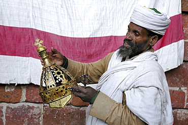 Religion, ethiopia. NaâˆšÂ¢Â¬Ã„Â¬Ã´akuto laâˆšÂ¢Â¬Ã„Â¬Ã´ab church, 7 kms from lalibela, built in a cave. The priest showing some of the churchâˆšÂ¢Â¬Ã„Â¬Ã´s treasures: with a crown