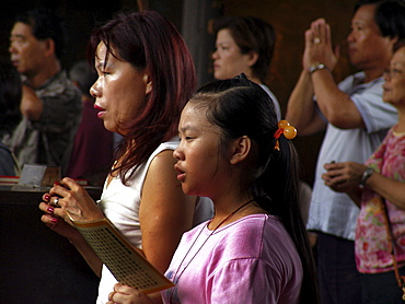 Religion, taiwan. The lungshan temple, dedicated to kuanyin, the goddess of mercy. Taipei. Worshippers at the temple