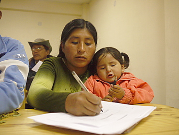 BOLIVIA FUNDAWI: training a group at the FUNDAWI office in La Paz