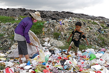 CAMBODIA Scavenger Soun Srey Thouch searching for recyclable materials on Phnom Penh's Mean Caeay garbage dump, with son Khoeun Sovan (8)