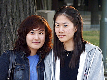 Korea - girls visiting the royal palace, seoul