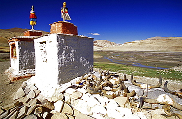 Khyunglung, tibet. Chortens mark entrance to khyunglung (garuda valley), capital of zhangzhung prior to seventh or eighth century b.c