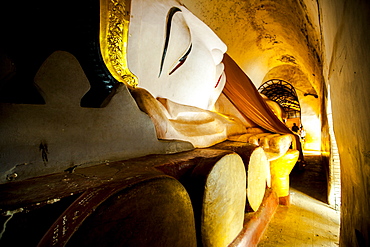 Reclining Buddha at Manuha Paya (Manuha Temple), a Buddhist temple built in Myinkaba, by captive Mon King Manuha in 1067, Myanmar (Burma), Asia