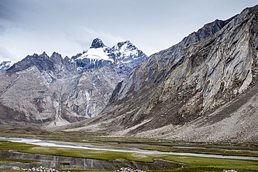 On the way to Kargil beside the gorgeous north flowing Suru River, Ladakh, India, Himalayas, Asia