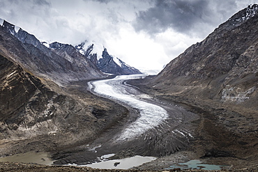 Dropping down from Penzi La, looking at the glacial moraine that feeds into the Stod River, one of the tributaries of the Zanskar River, Ladakh, India, Himalayas, Asia