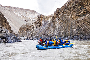 Rafting through magnificent Zanskar Gorge, Ladakh, India, Himalayas, Asia