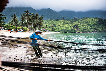pulling in fishing nets, Sungai Pinang, Sumatra, Indonesia, Southeast Asia