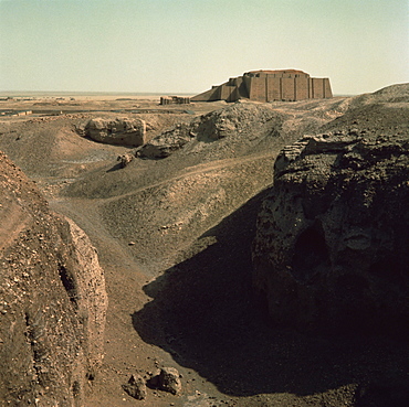 Sumerian city dating from around 4500-400BC, ziggurat and death pit, Ur, Iraq, Middle East