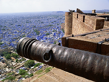 Old cannon and view over Old City from Fort, Jodhpur, Rajasthan state, India, Asia