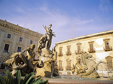 Statue of Artemis (late 19th century by Giulio Moschetti), Piazza Archimede, Ortygia, Siracusa, Sicily, Italy