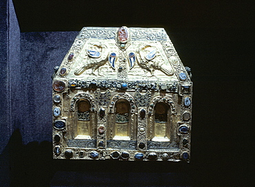 Reliquary de Pepin dating from 9th to 11th centuries, Treasury of Ste. Foy, Conques, Midi-Pyrenees, France, Europe