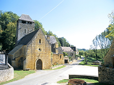 Church and houses in village, St. Crepin, north of Sarlat-la Caneda, Midi-Pyrenees, France, Europe