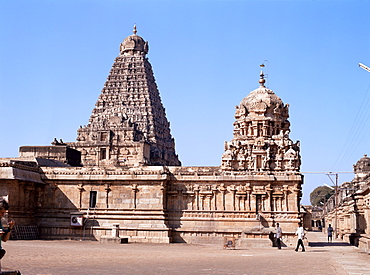 Vimana tower and central shrine of Brihadisvara Temple, dating from early Chola period of King Rajendra I between 985 and 1012 AD, UNESCO World Heritage Site, Thanjavur (Tanjore), Tamil Nadu state, India, Asia