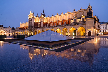 Main Square and Sukiennice (The Cloth Hall) at dawn, UNESCO World Heritage Site, Krakow, Poland, Europe