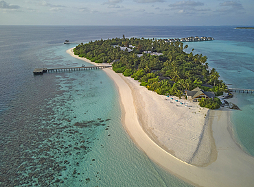 The shoreline and beach of a tropical paradise island in the Maldives: Havodda Island, Gaafu Dhaalu atoll, in the Maldives' far south, in the Indian Ocean.