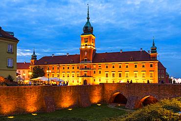 Royal Castle in Plac Zamkowy (Castle Square) at night, Old Town, UNESCO World Heritage Site, Warsaw, Poland, Europe