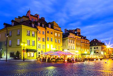 Buildings in Plac Zamkowy (Castle Square) at night, Old Town, UNESCO World Heritage Site, Warsaw, Poland, Europe