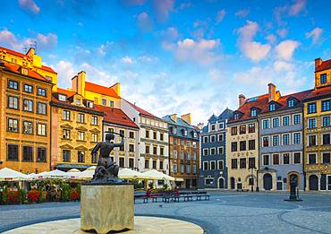 Old Town Market Square and the Warsaw Mermaid at dawn, UNESCO World Heritage Site, Old Town, Warsaw, Poland, Europe