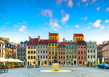 Old Town Market Square and the Warsaw Mermaid at dawn, UNESCO World Heritage Site, Old Town, Warsaw, Poland, Europe