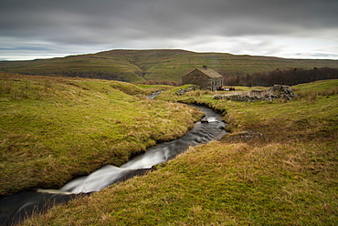 Old barn above Wharfedale, North Yorkshire, Yorkshire, England, United Kingdom, Europe