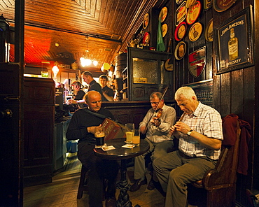 Musicians playing traditional Irish music in a pub in Enniskillen, Co Fermanagh, United Kingdom, Europe