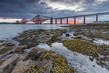 Dawn breaks over the Forth Rail Bridge, UNESCO World Heritage Site, and the Firth of Forth, South Queensferry, Edinburgh, Lothian, Scotland, United Kingdom, Europe