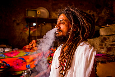 Holy man smoking, Jaipur, Rajasthan, India, Asia