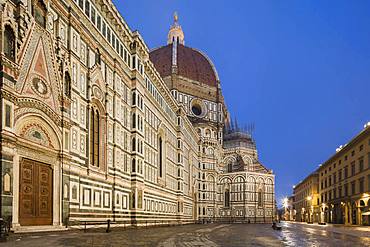 Looking along the side of the cathedral, Santa Maria del Fiore, with a deserted Piazza Del Duomo in the early morning hours, Florence, UNESCO World Heritage Site, Tuscany, Italy, Europe