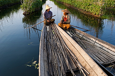 Women take a break while working in the floating gardens on Inle Lake, Shan State, Myanmar (Burma), Asia