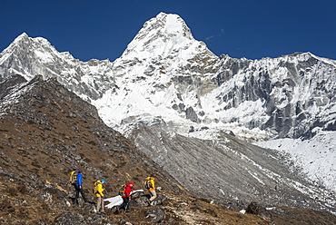 A climbing team with views of Ama Dablam, Everest region, Himalayas, Nepal, Asia