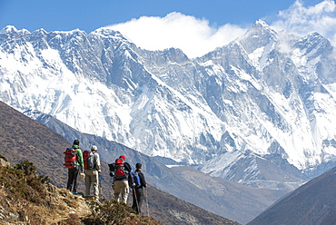 Trekkers look up at Everest, the distant peak on the left, with Nuptse and Lhotse, Khumbu Region, Himalayas, Nepal, Asia