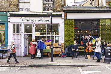 Buskers in Columbia Road, a very popular Sunday market between Hoxton and Bethnal Green in East London, London, England, United Kingdom, Europe