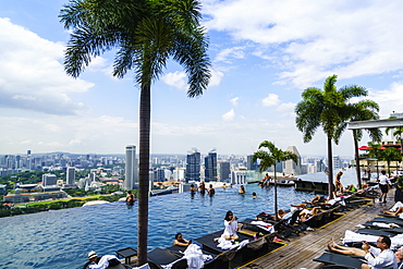 Infinity pool on the roof of the Marina Bay Sands Hotel with spectacular views over the Singapore skyline, Singapore, Southeast Asia, Asia