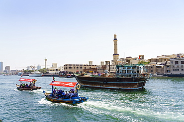 Abras, traditional water taxis crossing Dubai Creek between Deira and Bur Dubai, Dubai, United Arab Emirates, Middle East