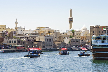 Abras, traditional water taxis crossing Dubai Creek between Deira and Bur Dubai, Dubai, United Arab Emirates, Middle East