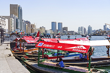 Abras, traditional water taxis crossing Dubai Creek between Deira and Bur Dubai, Dubai, United Arab Emirates, Middle East