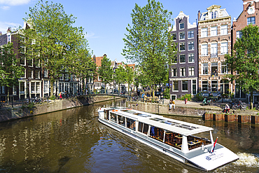 A tourist boat on Brouwersgracht, Amsterdam, North Holland, The Netherlands, Europe