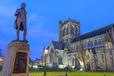 Statue of poet Tannahill and Paisley Abbey, Paisley, Renfrewshire, Scotland, United Kingdom, Europe