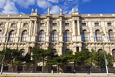 Side view of Natural History Museum (Naturhistorisches Museum), Vienna, Austria, Europe