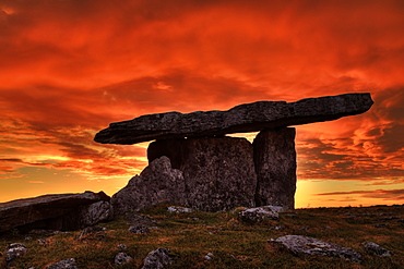 Poulnabrone Portal Tomb, County Clare, Munster, Republic of Ireland, Europe