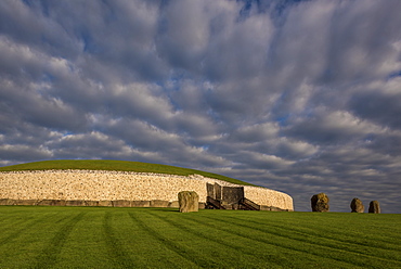 Newgrange, UNESCO World Heritage Site, County Meath, Leinster, Republic of Ireland, Europe