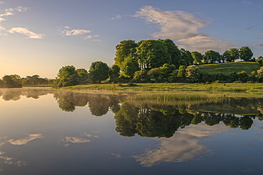 River Shannon near O'Briensbridge (O'Briens Bridge), County Clare, Munster, Republic of Ireland, Europe