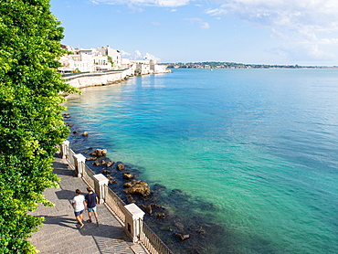 Coastal walkway along the seawall, Ortygia, Syracuse (Siracusa), Sicily, Italy, Mediterranean, Europe