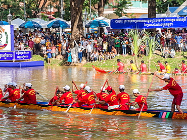 Boat racing at the Water and Moon Festival (Bon Om Tuk), Siem Reap, Cambodia, Indochina, Southeast Asia, Asia