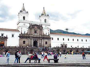 Plaza San Francisco with 16th century church and monastery of St. Francis, UNESCO World Heritage Site, Quito, Ecuador, South America