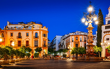 Plaza Virgen de los Reyes leading to Calle Mateos Gago at night, Seville, Andalusia, Spain, Europe