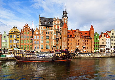 Motlawa River and Mariacka Gate, Old Town, Gdansk, Pomeranian Voivodeship, Poland, Europe