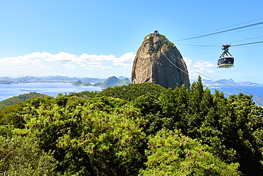 Cable car heading to Sugarloaf mountain seen from Morro da Urca, the first stop of the cable car, Rio de Janeiro, Brazil, South America