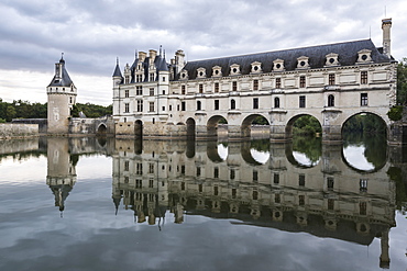 Chenonceau castle reflected in the Loire, UNESCO World Heritage Site, Chenonceaux, Indre-et-Loire, Centre, France, Europe